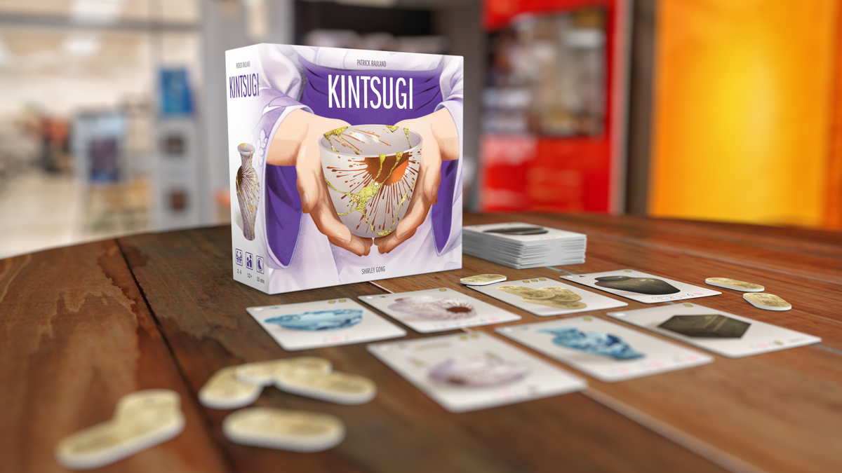 Doos en kaarten van het Japanse kaartspel Kintsugi op een houten tafel