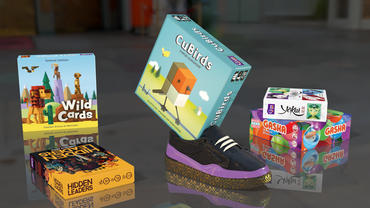 Een schoen met CuBirds als schoencadeautje. Op de achtergrond nog een paar andere leuke schoencadeautjes als suggestie.